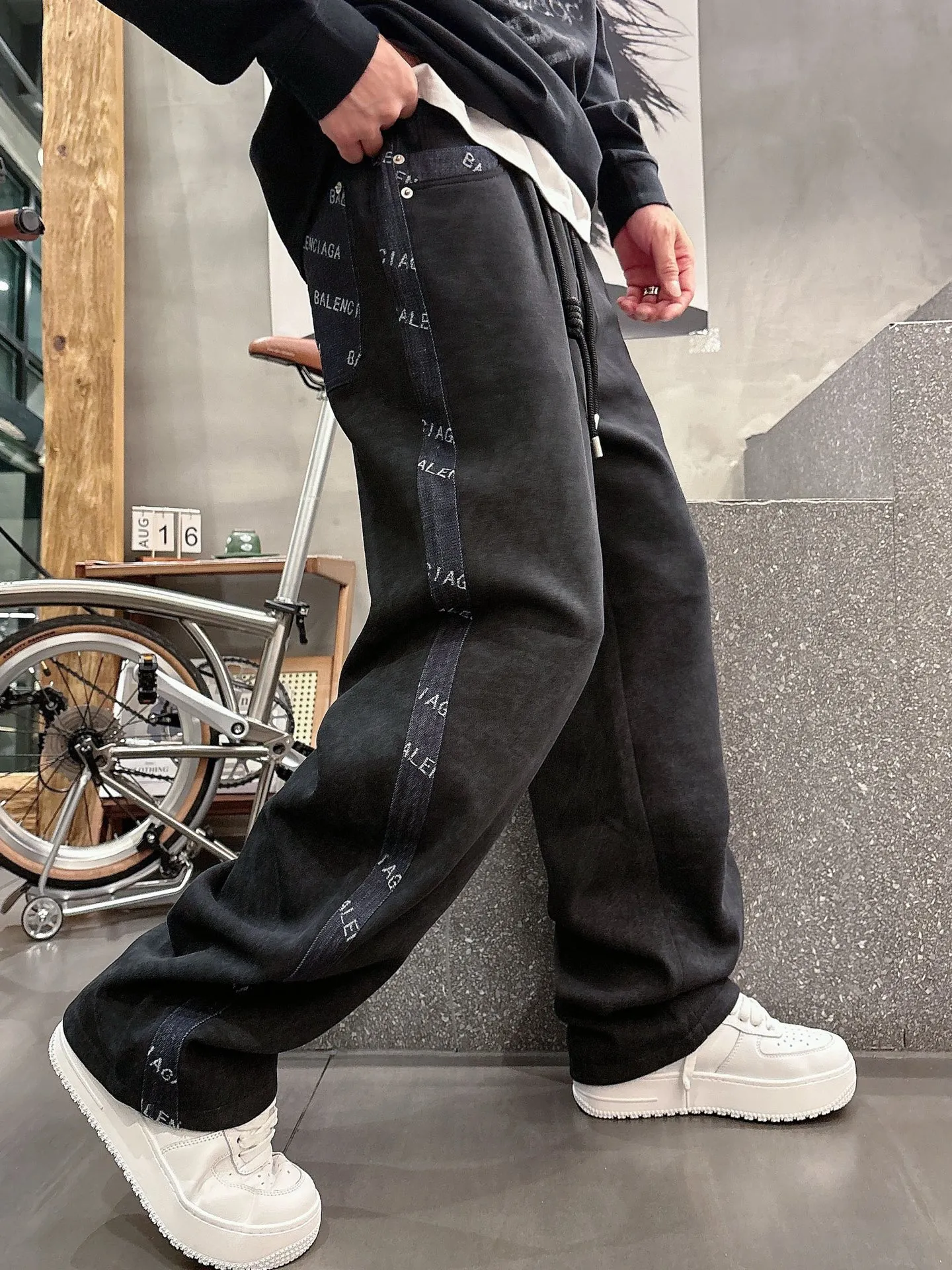 Balenciaga 🆕2026 Autumn and Winter New Arrival Casual Pants! The official website will be released simultaneously. Brand Classic LOGO casual pants, customized fabrics, excellent comfort and strong touch. Highly recognisable, perfect appearance and craftsmanship. Size:M-3XL